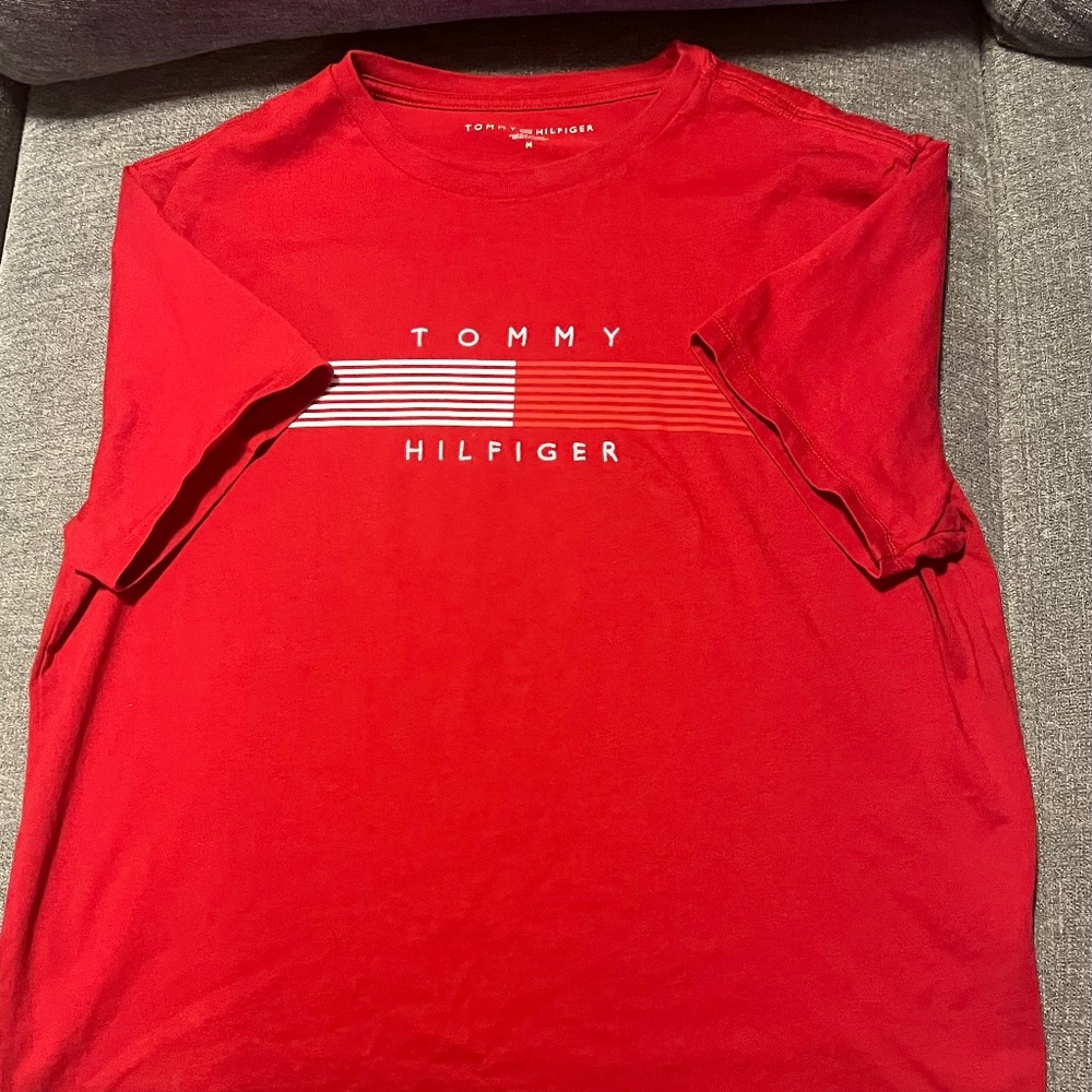 Tommy Hilfiger men's short sleeve t-shirt. Red. Medium